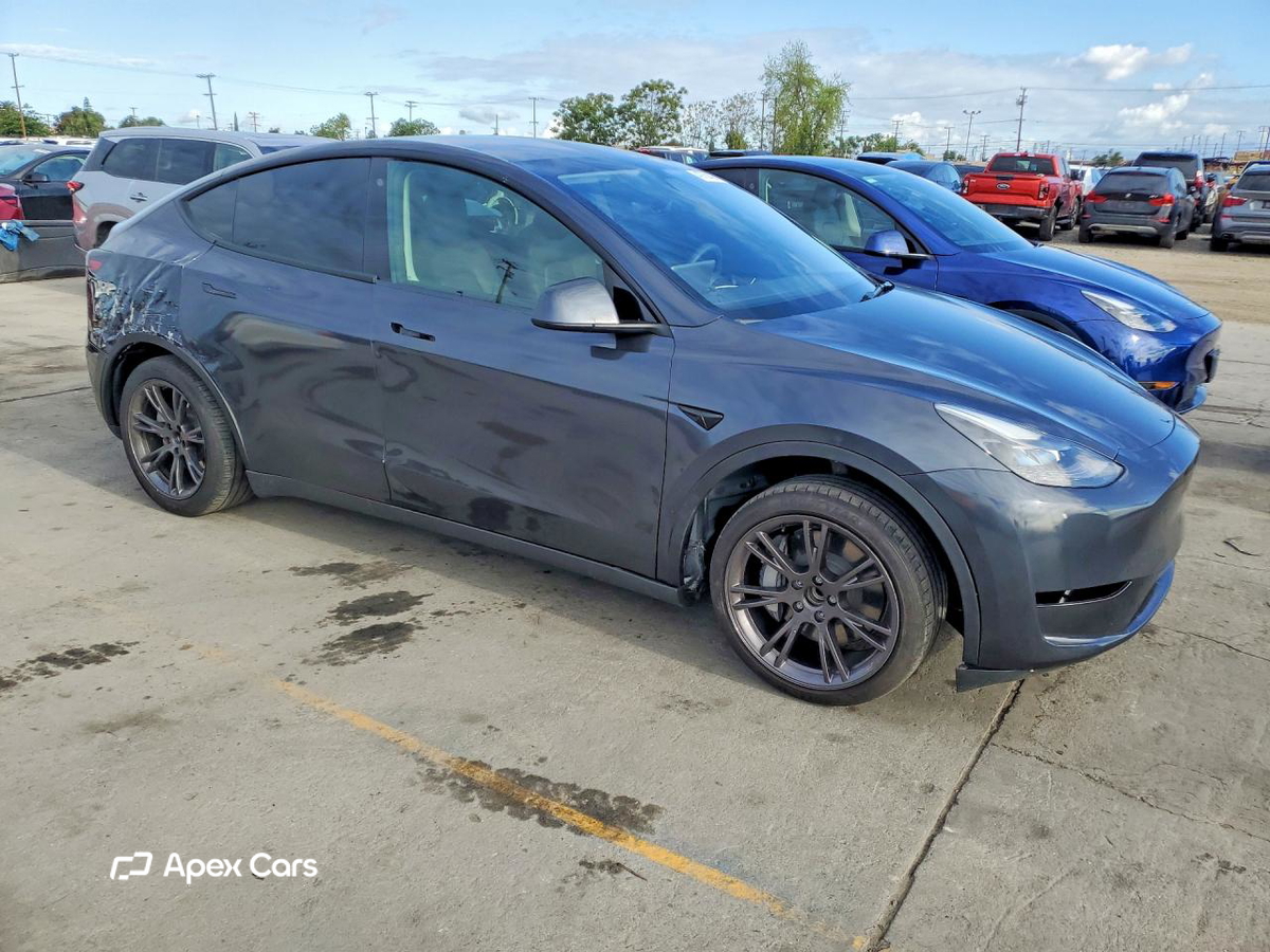 Tesla Model Y 2025