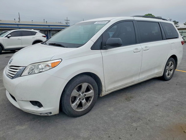 Toyota Sienna 2015 - Image 1 of 13