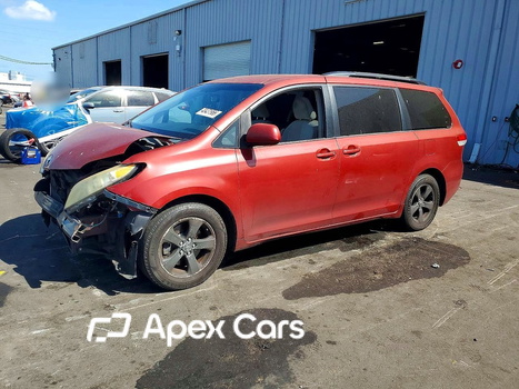Toyota Sienna 2011 - Image 1 of 15