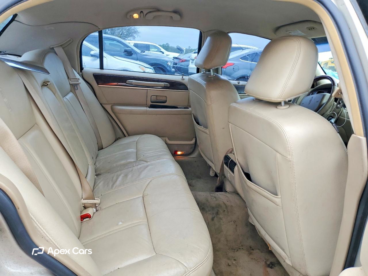 Lincoln Town Car 2010