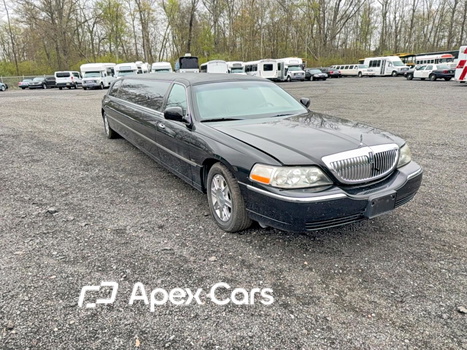 Lincoln Town Car 2007 - Image 1 of 10