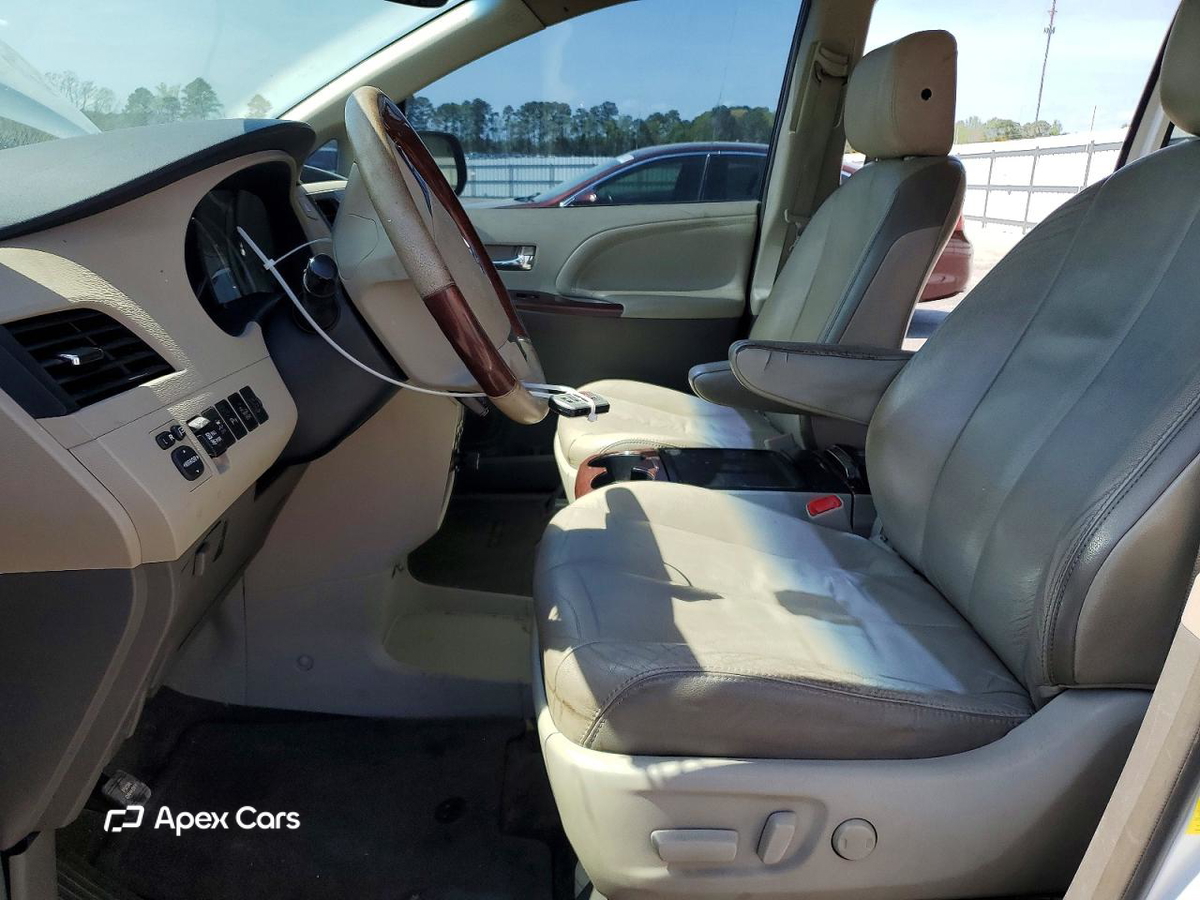 Toyota Sienna 2013