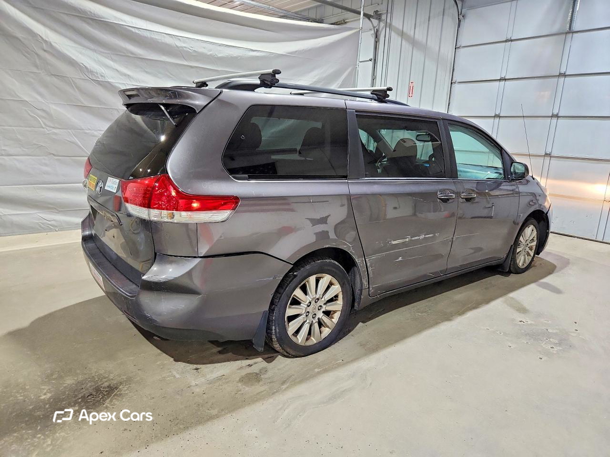 Toyota Sienna 2011
