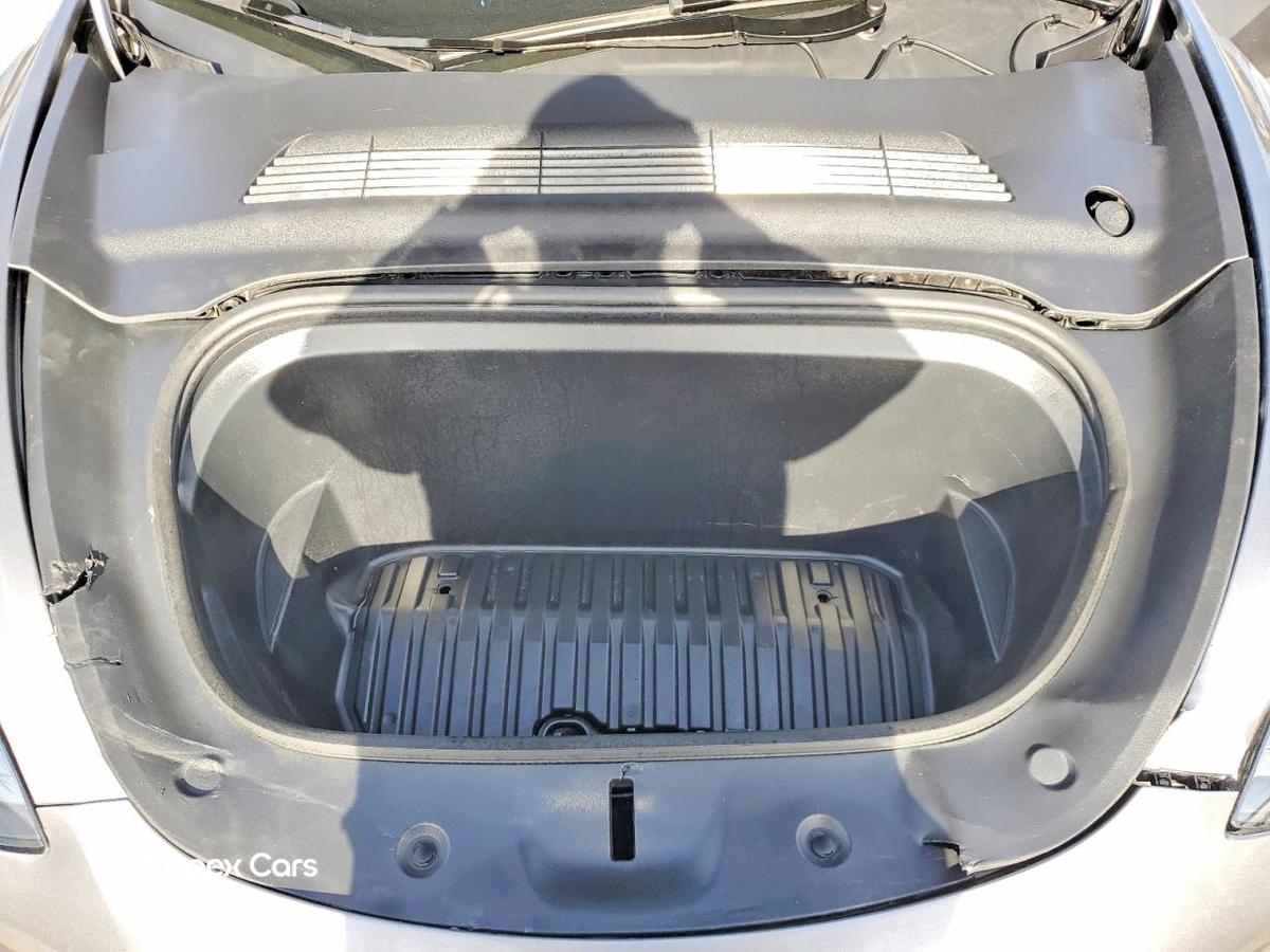 Tesla Model Y 2025