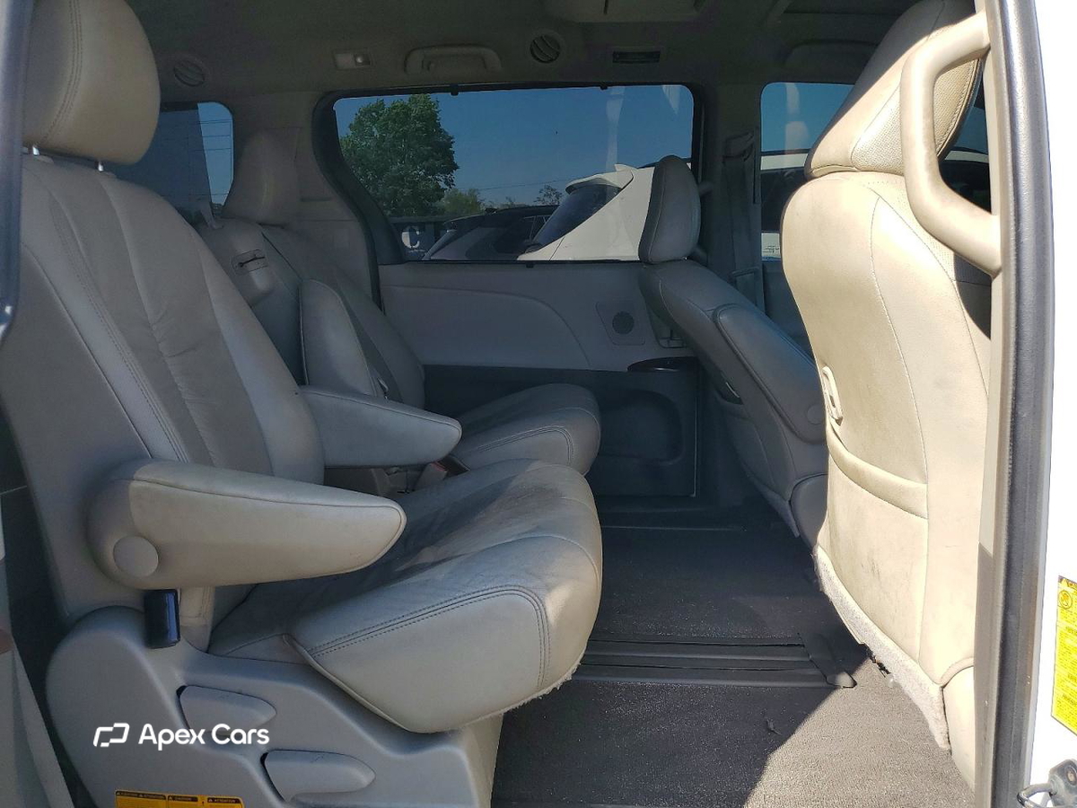 Toyota Sienna 2011