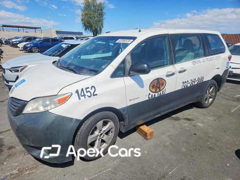 Toyota Sienna 2015 - Image 1 of 13
