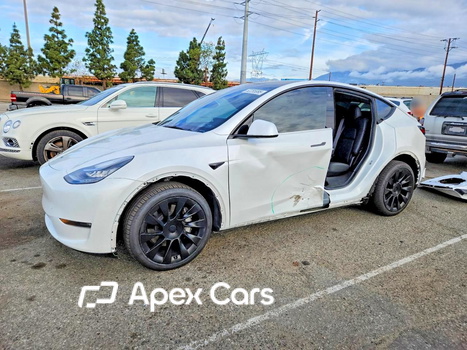 Tesla Model Y 2021 - Image 1 of 13