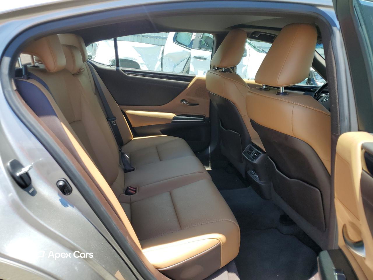 Lexus ES 2021