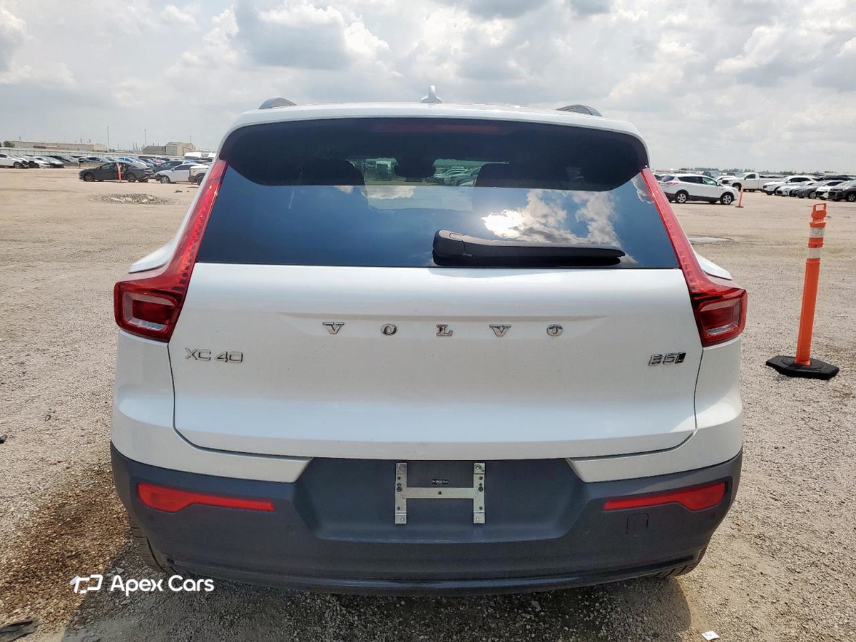Volvo XC40 2025