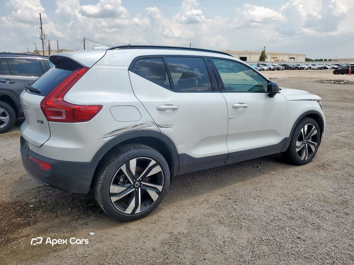Volvo XC40 2025