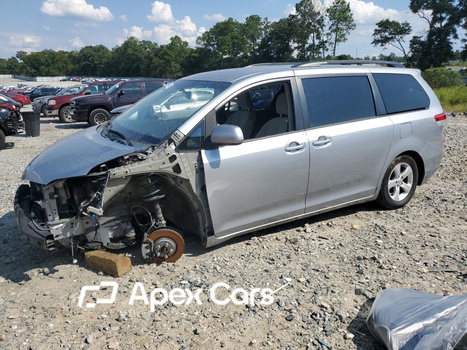 Toyota Sienna 2013 - Image 1 of 14
