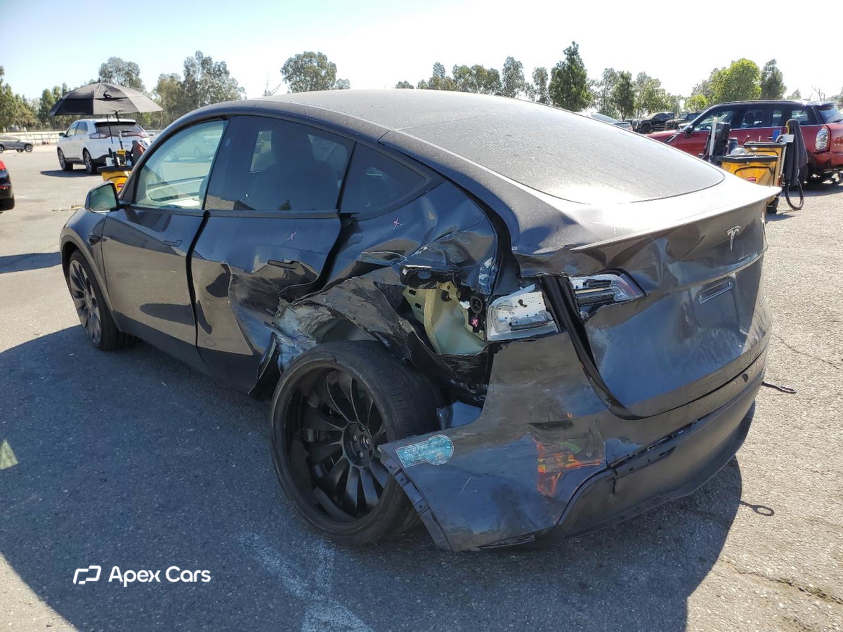 Tesla Model Y 2025