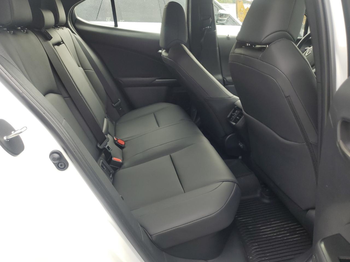Lexus UX 2025