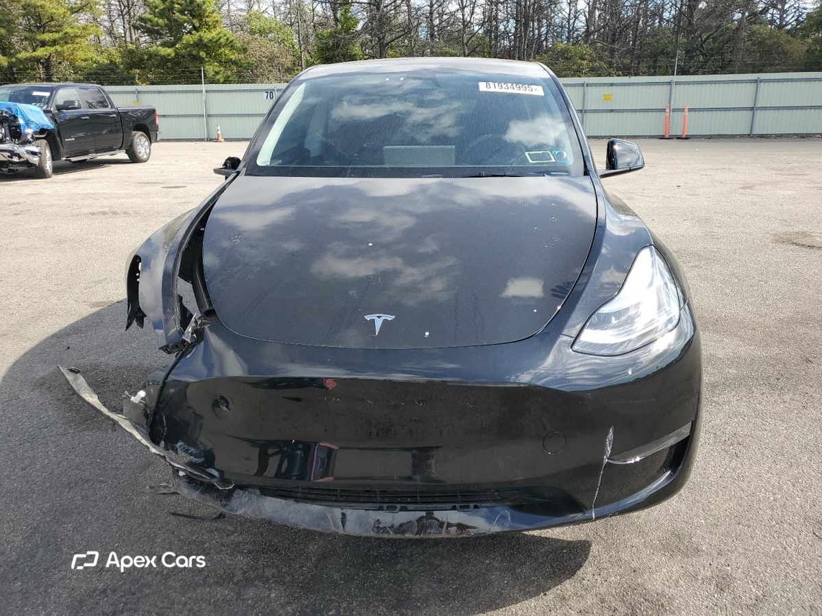 Tesla Model Y 2025