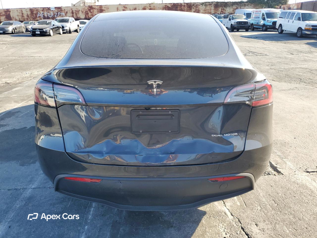 Tesla Model Y 2025