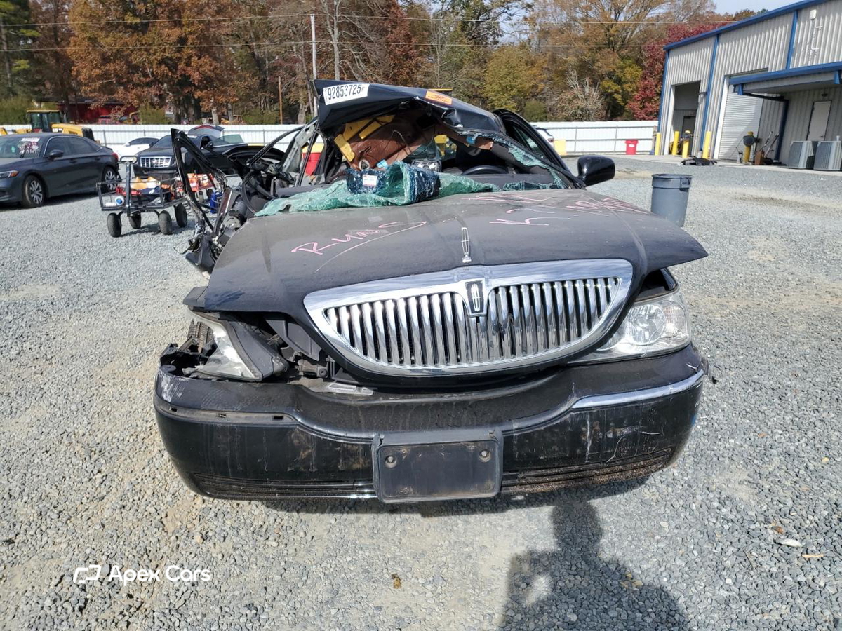 Lincoln Town Car 2010