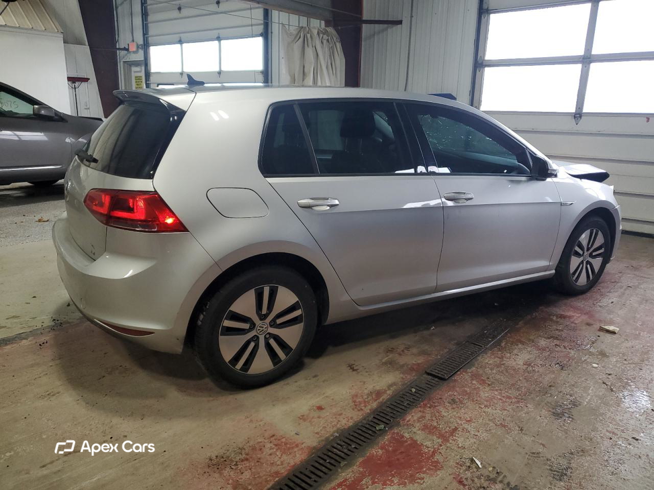 Volkswagen e Golf 2016
