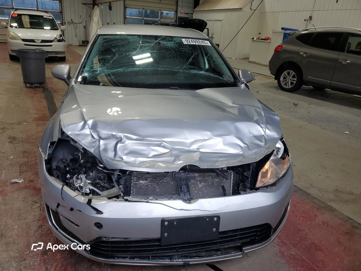 Volkswagen e Golf 2016