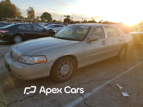 Lincoln Town Car 2010 - Image 1 of 12