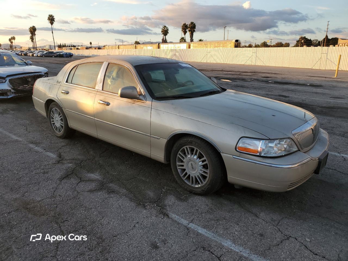 Lincoln Town Car 2010