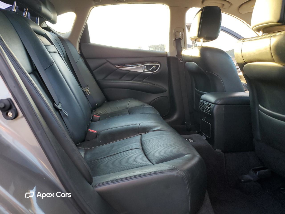 Infiniti M 2012