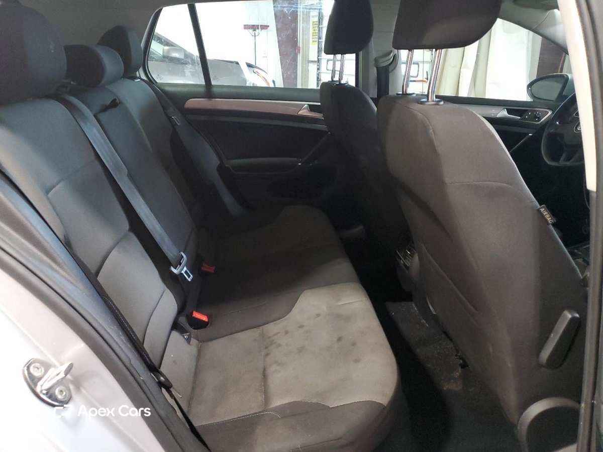 Volkswagen e Golf 2016