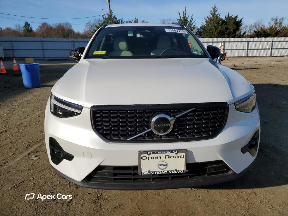 Volvo XC40 2025