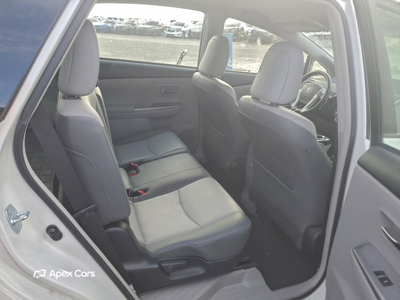 Toyota Prius v (+) 2015