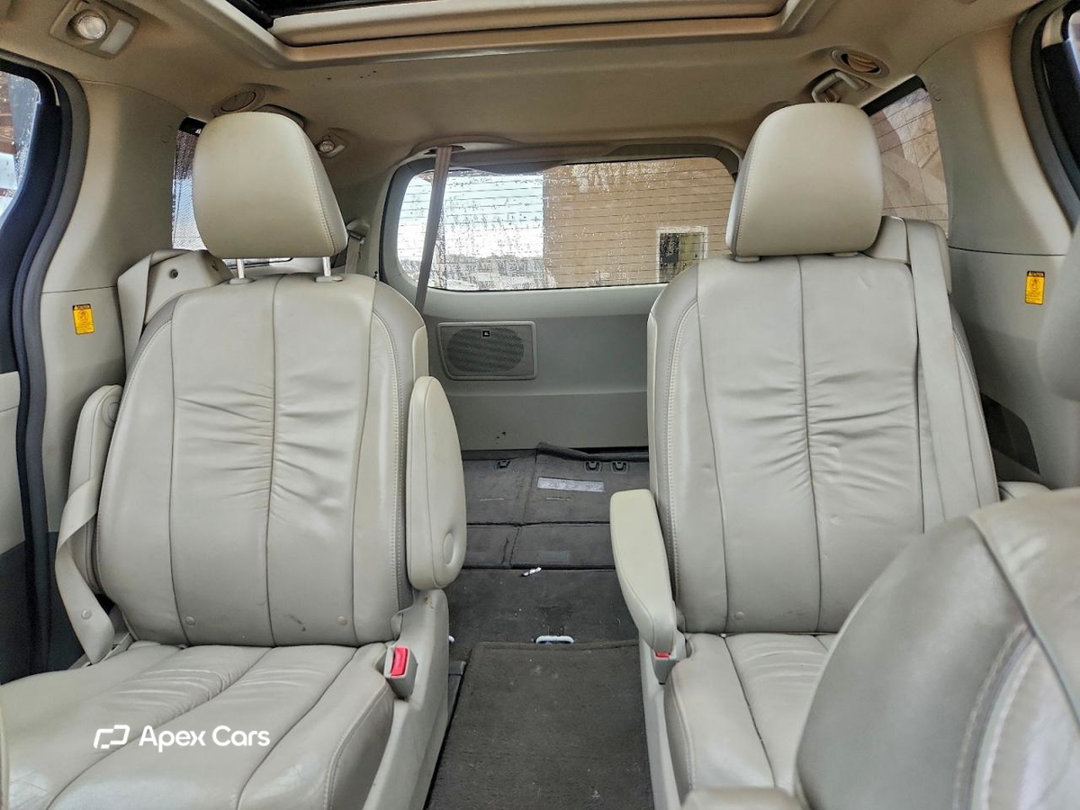 Toyota Sienna 2011