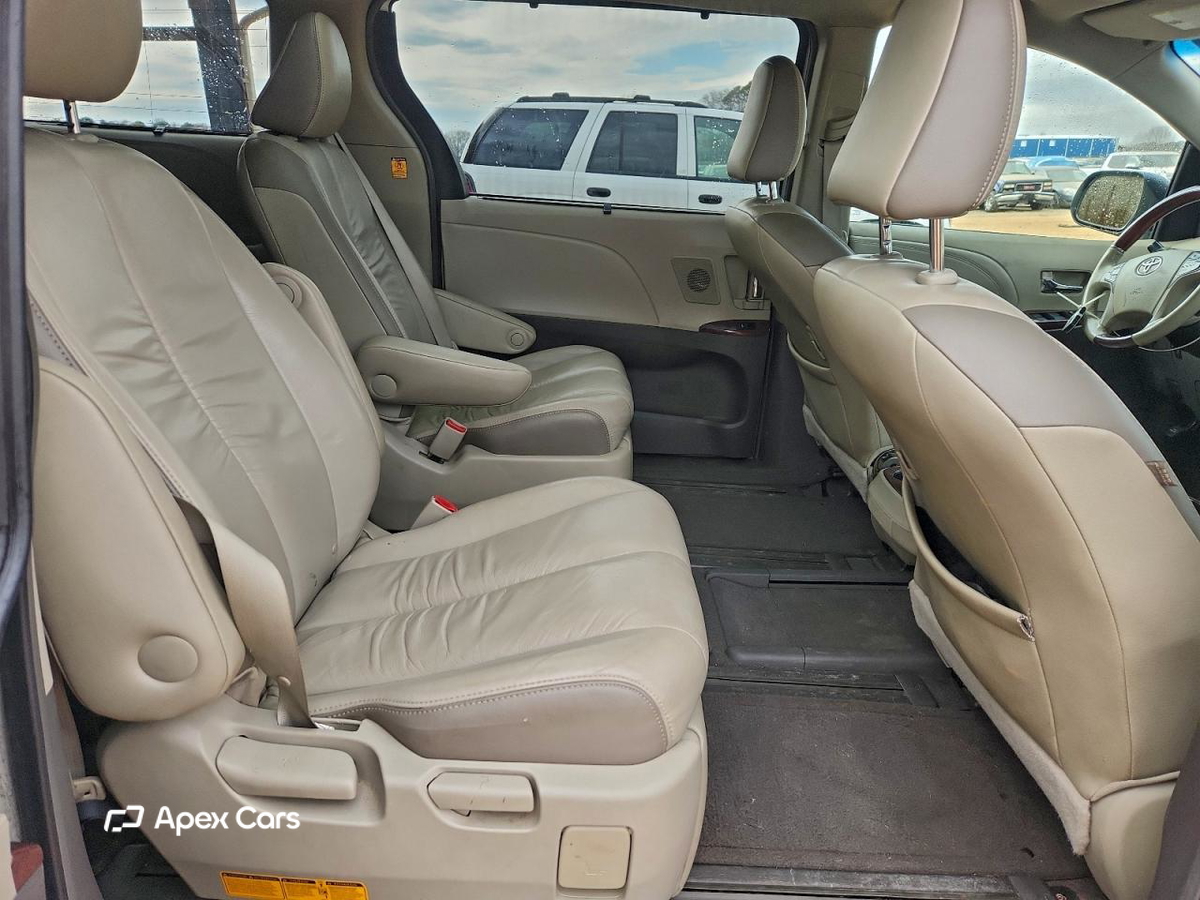 Toyota Sienna 2011