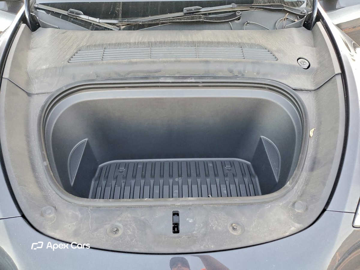 Tesla Model Y 2025