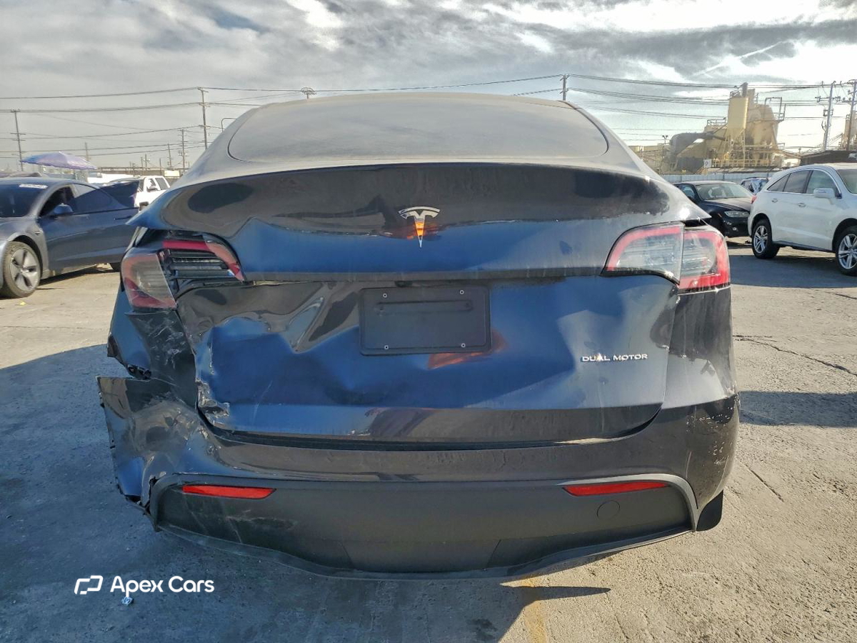 Tesla Model Y 2024