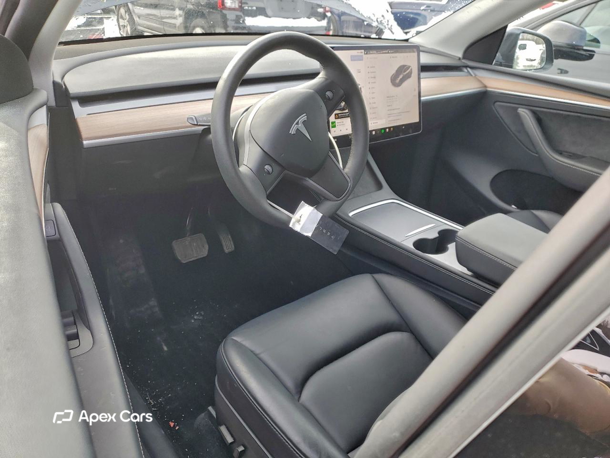 Tesla Model Y 2025