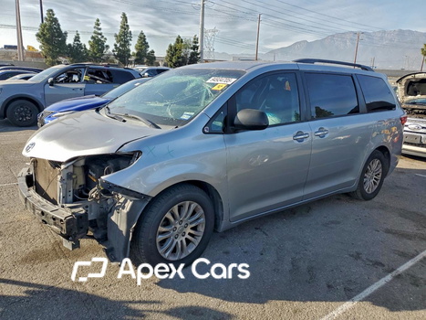 Toyota Sienna 2015 - Image 1 of 13