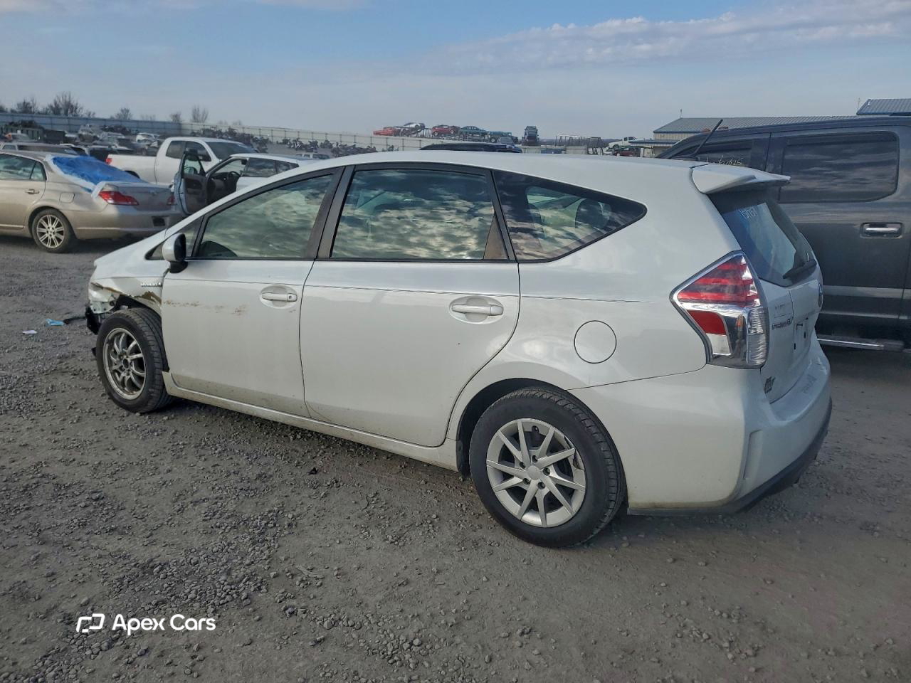 Toyota Prius v (+) 2015