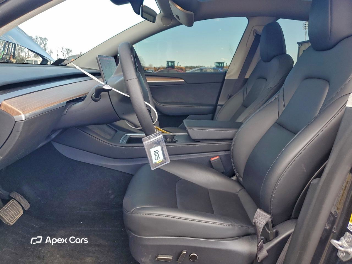 Tesla Model Y 2025