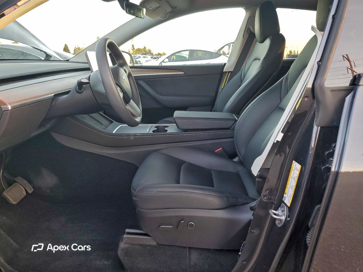Tesla Model Y 2025