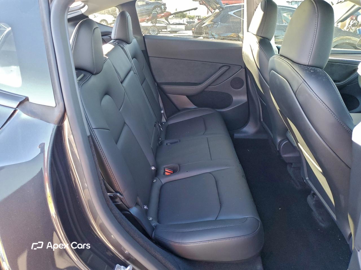 Tesla Model Y 2025