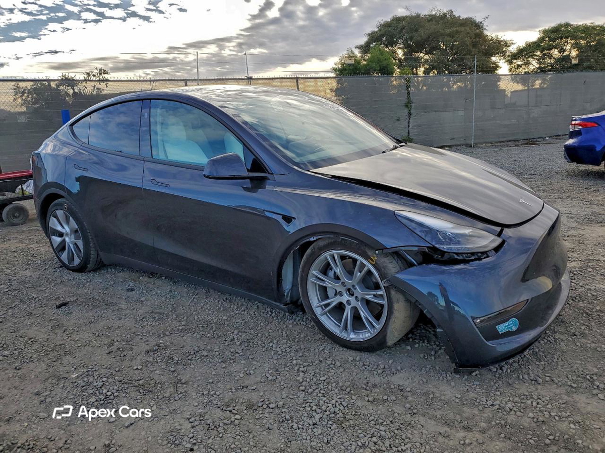 Tesla Model Y 2025