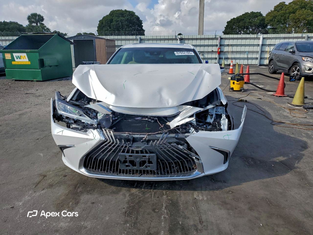 Lexus ES 2020