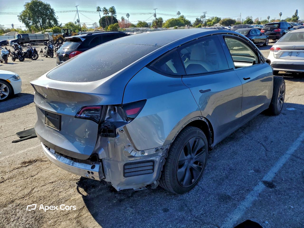 Tesla Model Y 2025