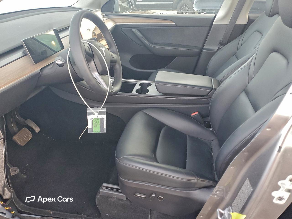 Tesla Model Y 2025