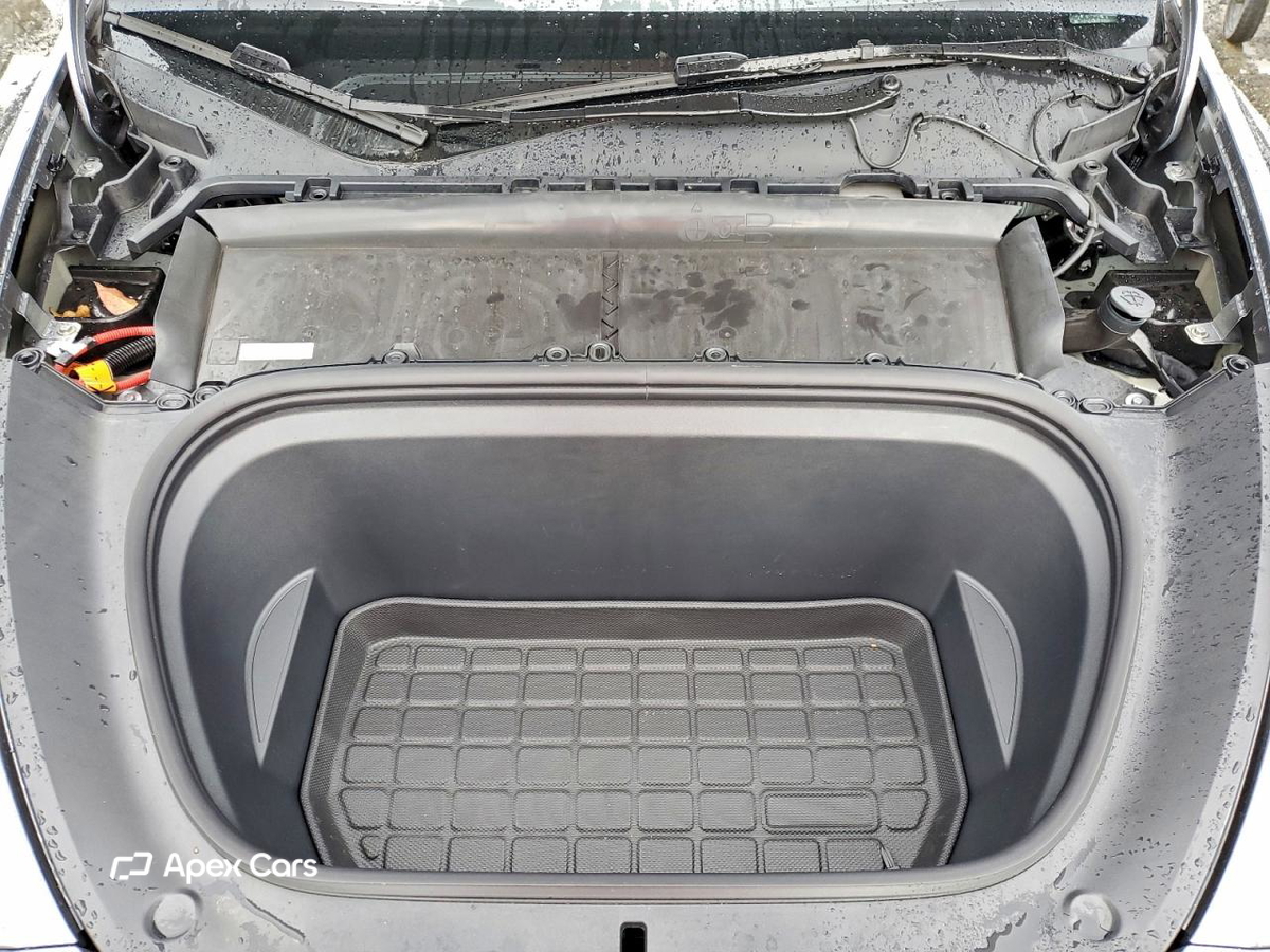 Tesla Model Y 2025