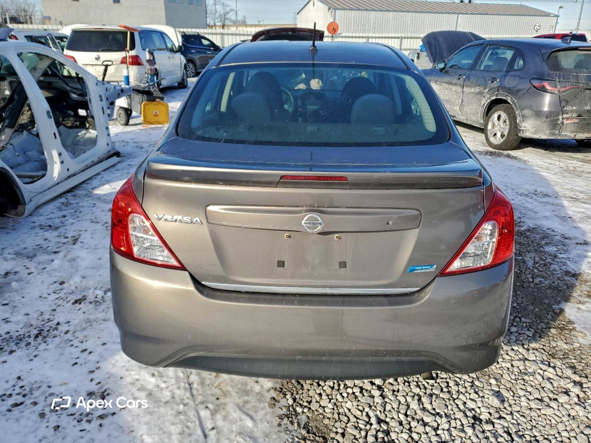 Nissan Versa 2015
