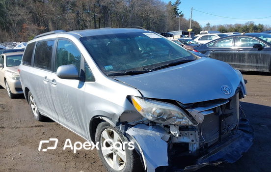 Toyota Sienna 2017 - Image 1 of 17