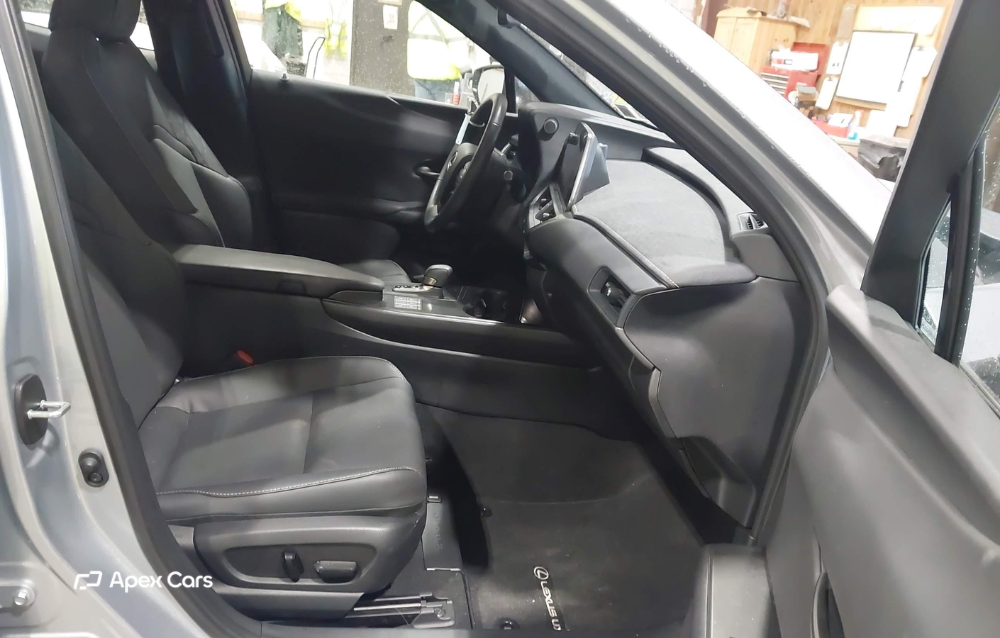 Lexus UX 2025